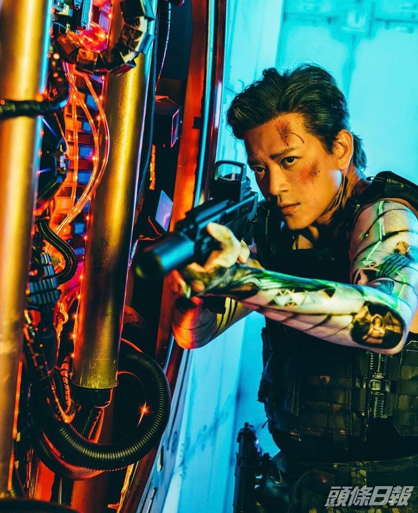 東東揸住支槍，化身未來戰士。